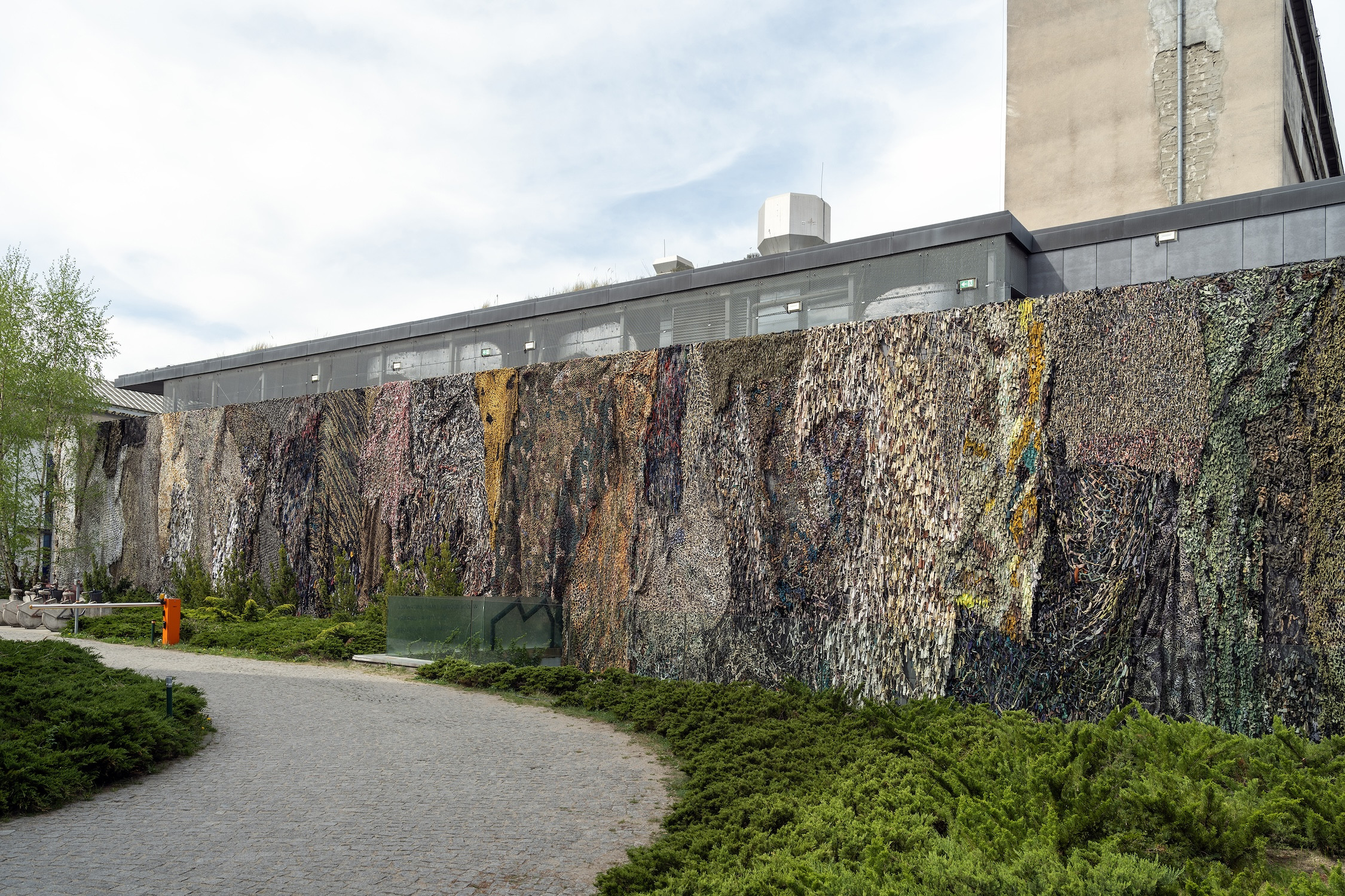 Lachen ist verdächtig (Laughing is Suspicious) (Wall MOCAK)