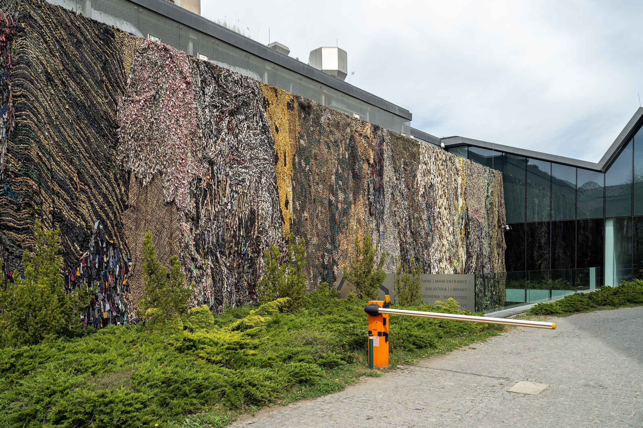 Lachen ist verdächtig (Laughing is Suspicious) (Wall MOCAK)