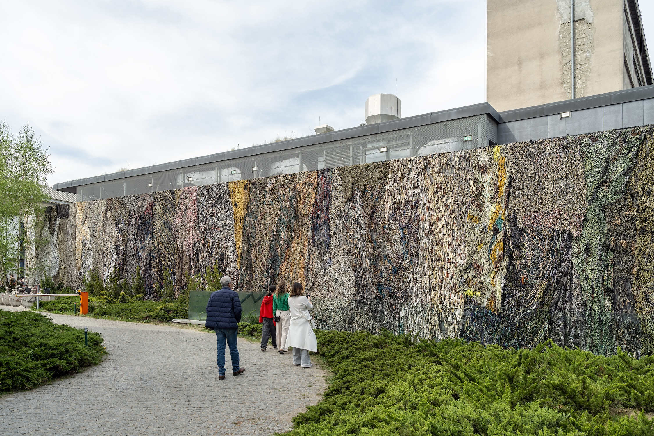 Lachen ist verdächtig (Laughing is Suspicious) (Wall MOCAK)