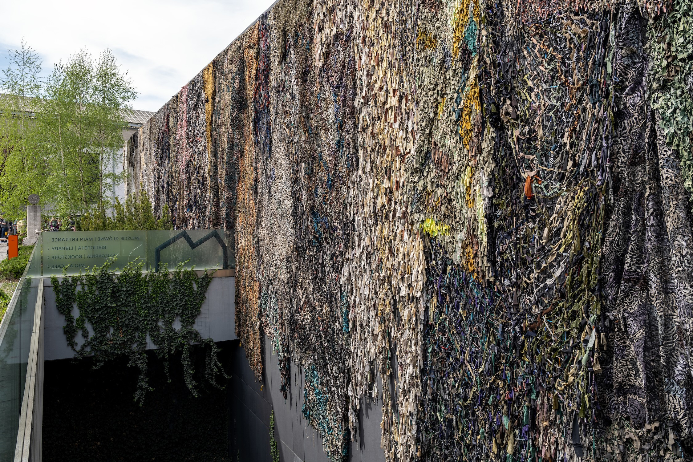 Lachen ist verdächtig (Laughing is Suspicious) (Wall MOCAK)