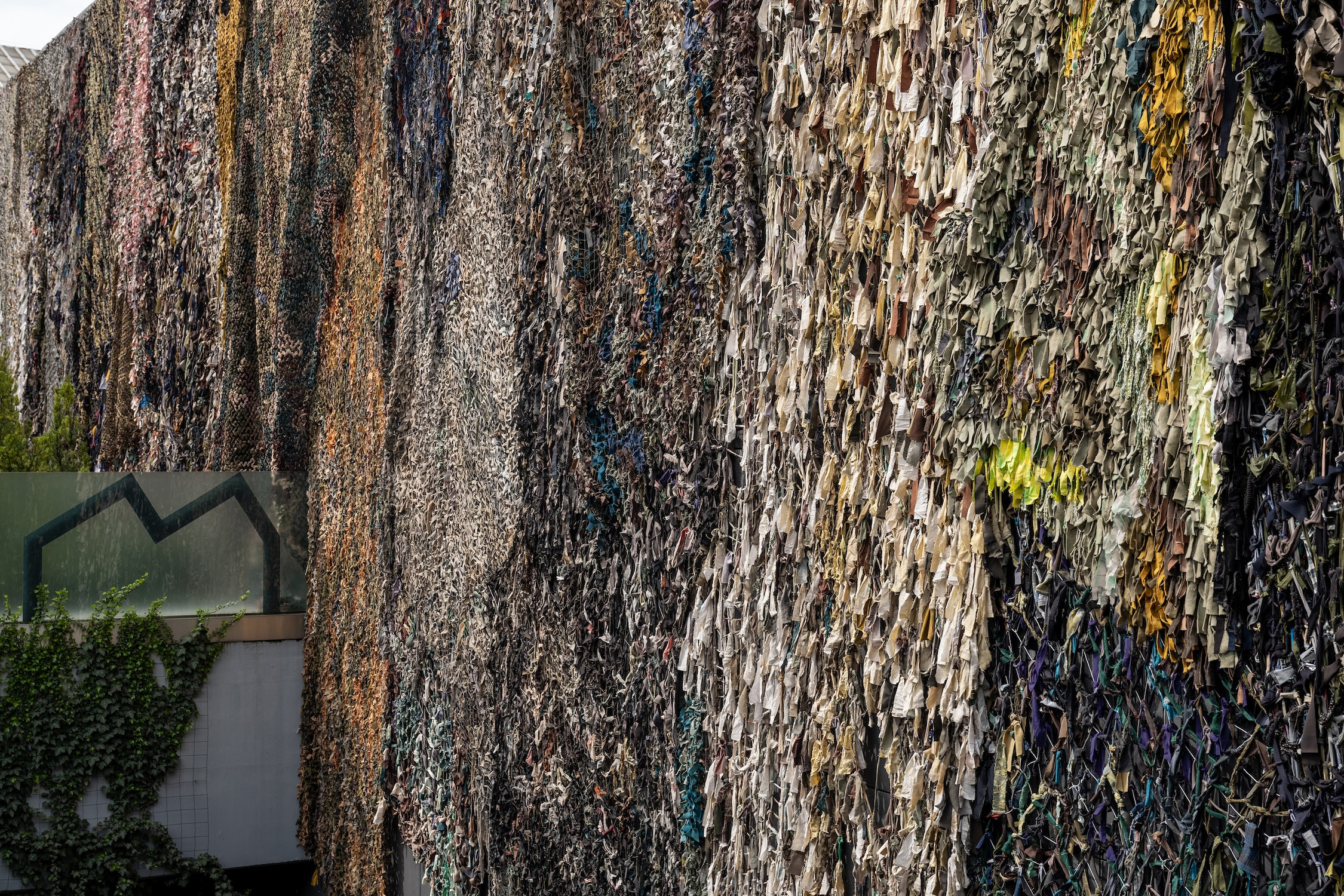 Lachen ist verdächtig (Laughing is Suspicious) (Wall MOCAK)