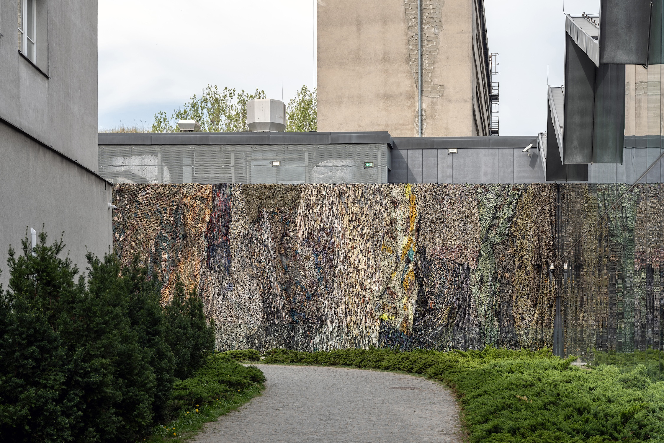 Lachen ist verdächtig (Laughing is Suspicious) (Wall MOCAK)