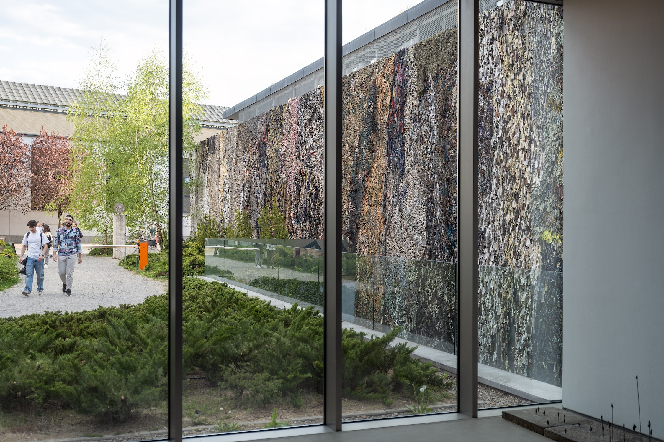 Lachen ist verdächtig (Laughing is Suspicious) (Wall MOCAK)