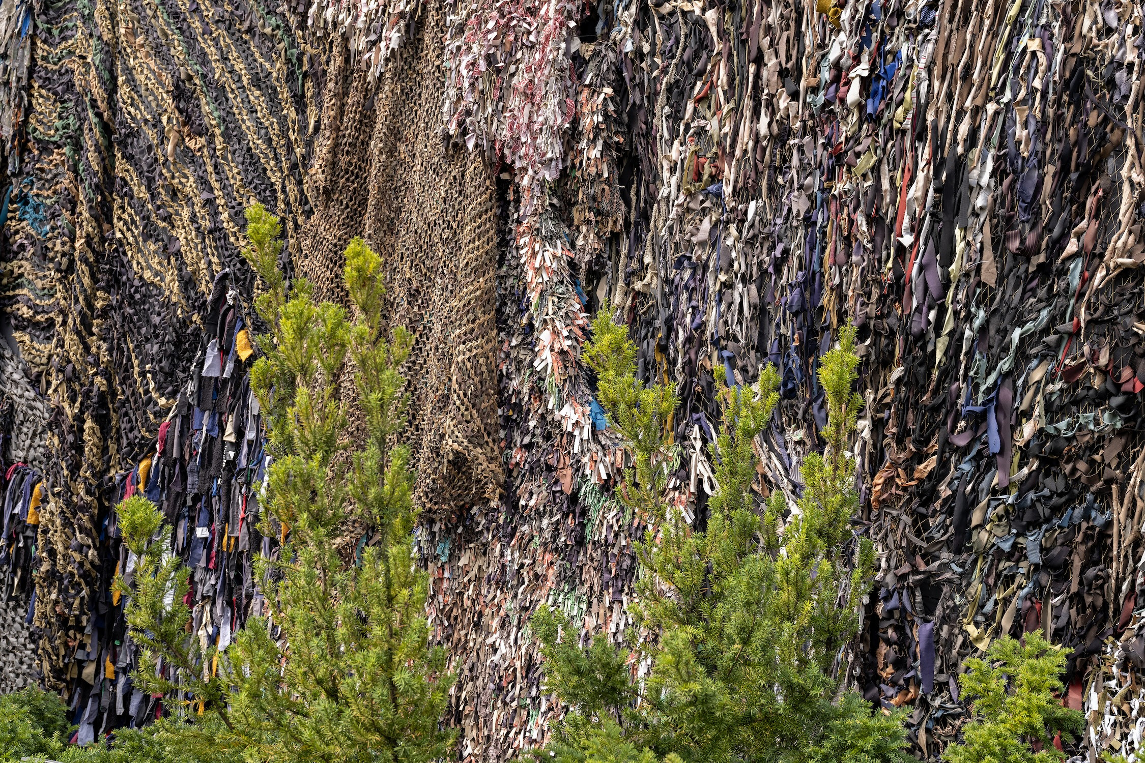 Lachen ist verdächtig (Laughing is Suspicious) (Wall MOCAK)