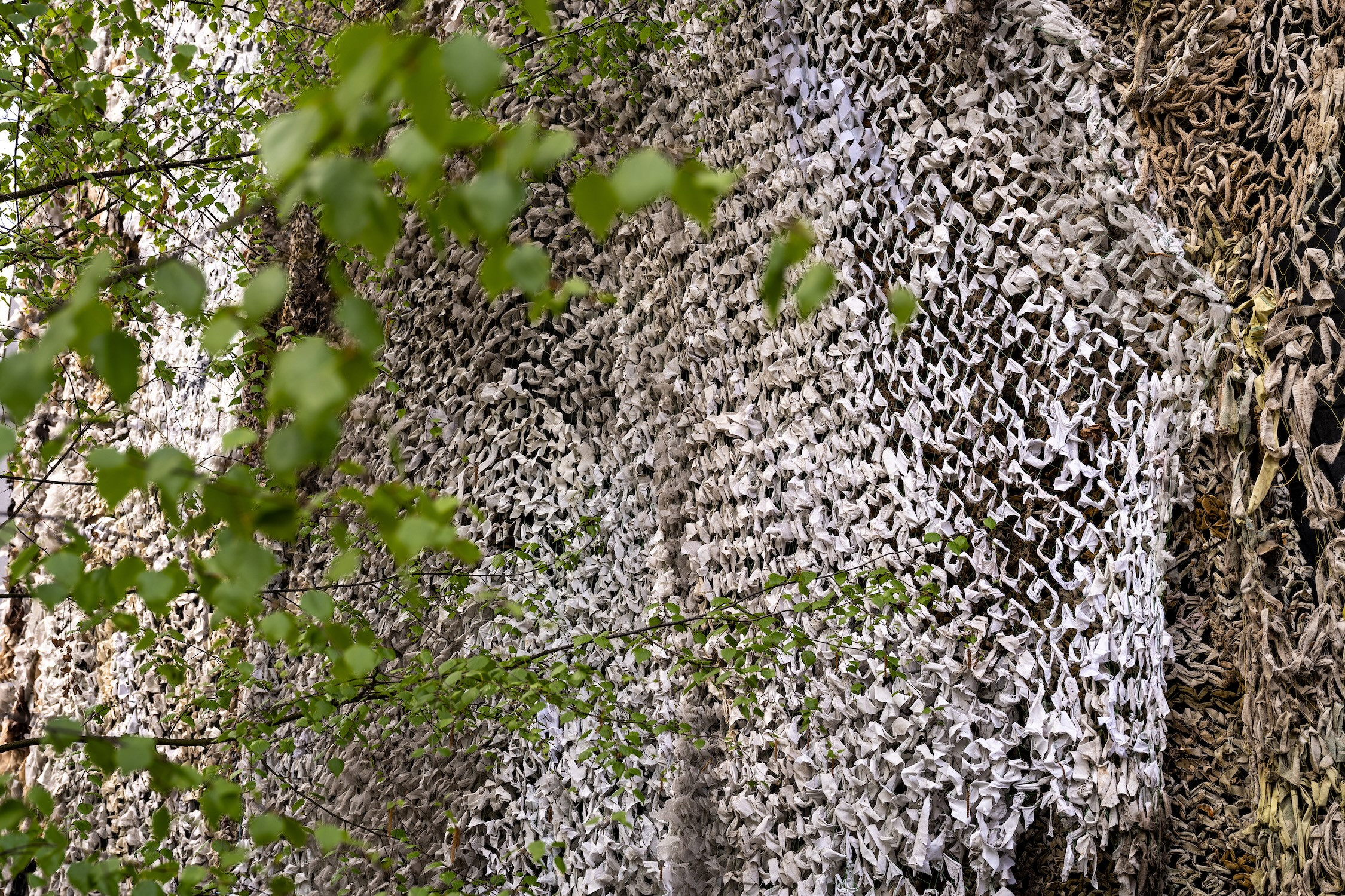 Lachen ist verdächtig (Laughing is Suspicious) (Wall MOCAK)